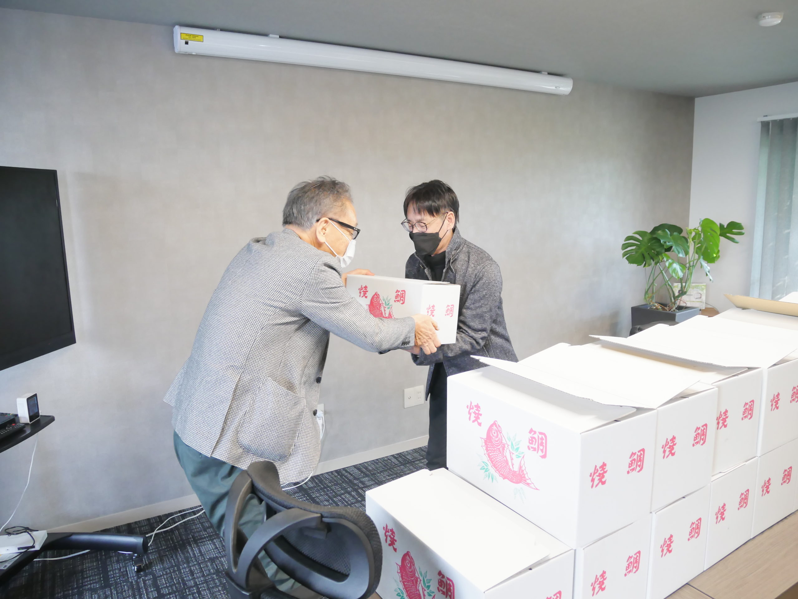 年末出勤者に「焼き鯛」を配布